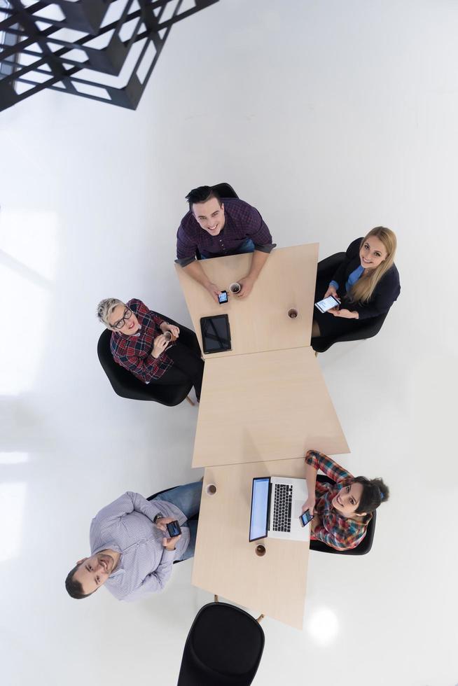 vue aérienne du groupe de gens d'affaires en réunion photo