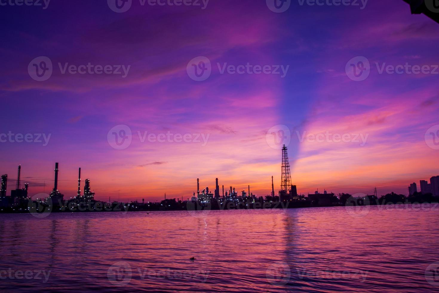 Raffinerie de pétrole panorama le long de la rivière au crépuscule (Bangkok, Thaïlande photo