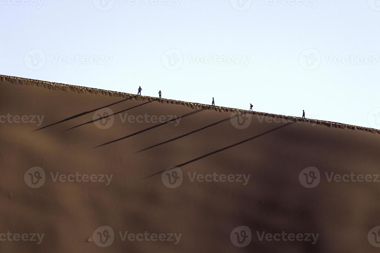 gens, sur, a, dune rouge, dans, sossusvlei, namibie photo