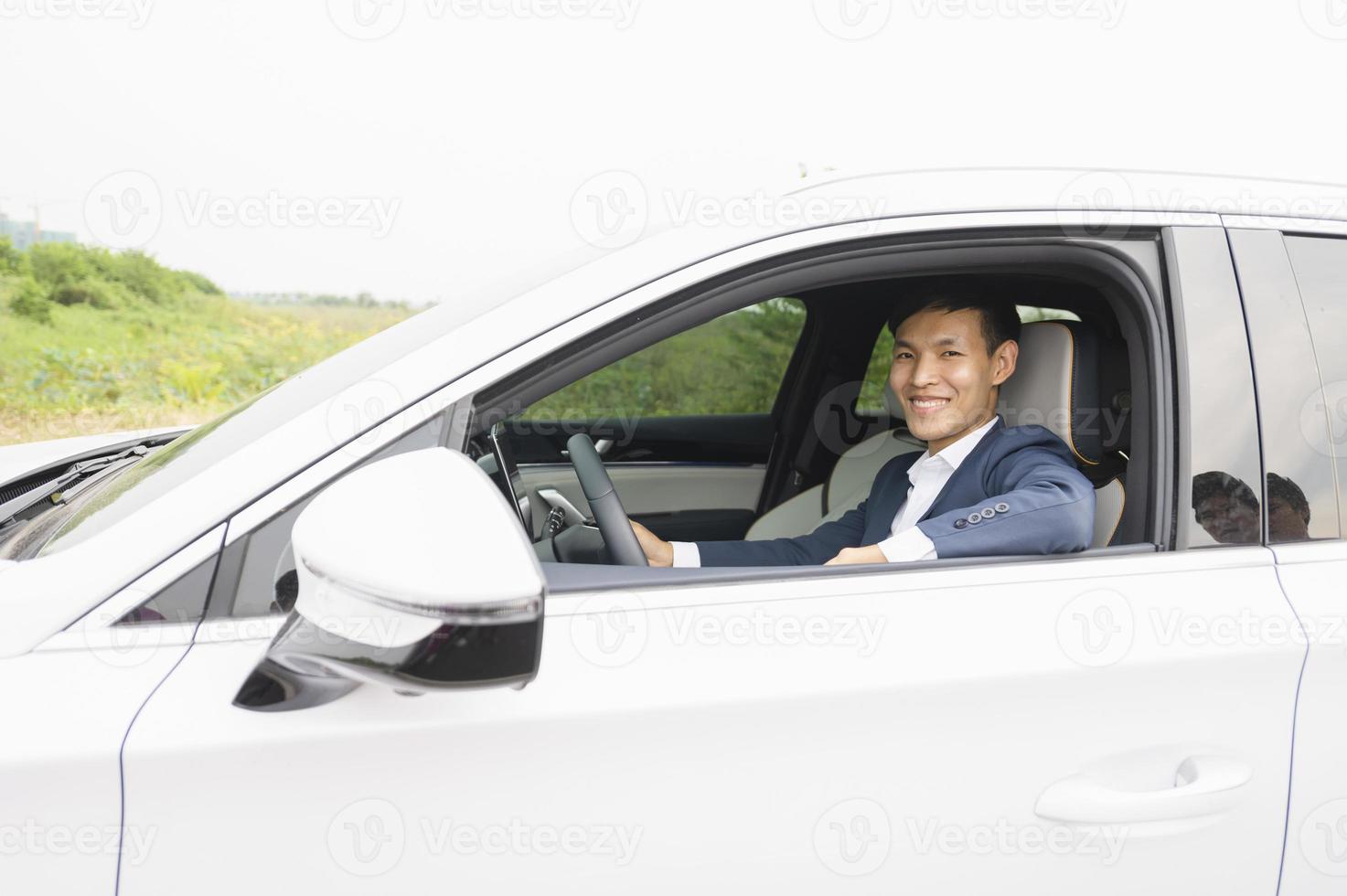 homme d'affaires tenant des clés de voiture modernes, un système d'alarme et un volant avec des boutons électriques - main masculine tenant des clés photo