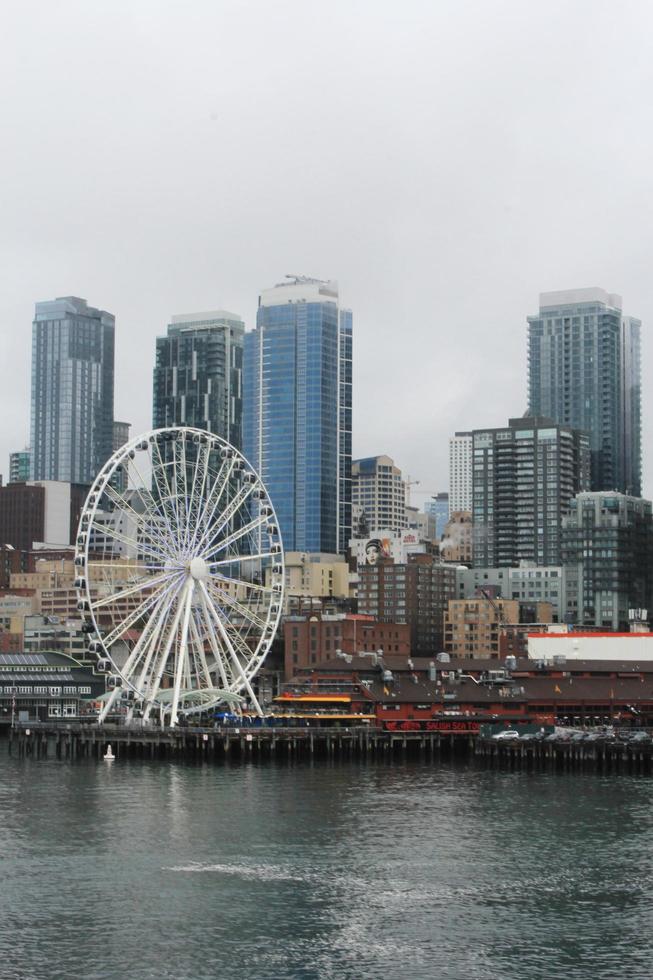 seattles , états-unis - 10 mars 2022 immeubles de grande hauteur, vapeurs de vapeur, les seattles dans la ville la zone du terminal de ferry de seattle great wheal. photo