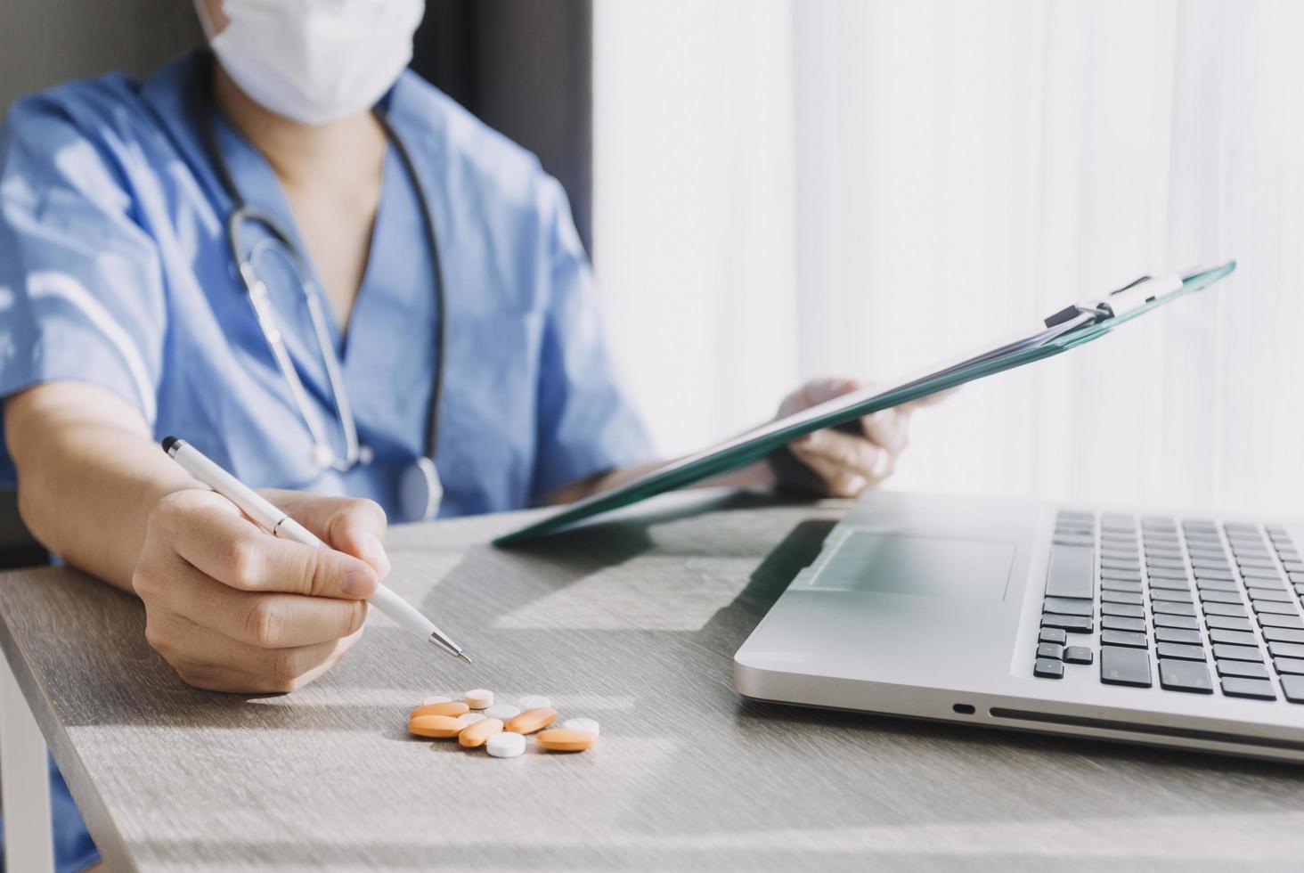 médecine médecin ou pharmacien utilise une tablette ou un téléphone portable. concept de soins de santé et d'assurance médicale ou maladie. photo