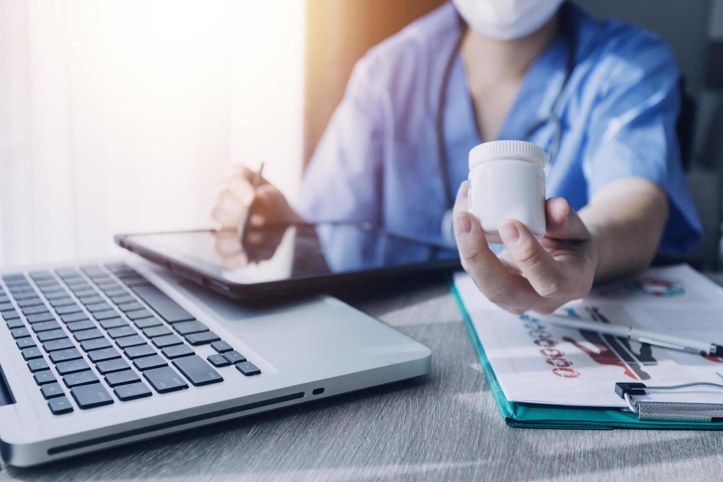 médecine médecin ou pharmacien utilise une tablette ou un téléphone portable. concept de soins de santé et d'assurance médicale ou maladie. photo