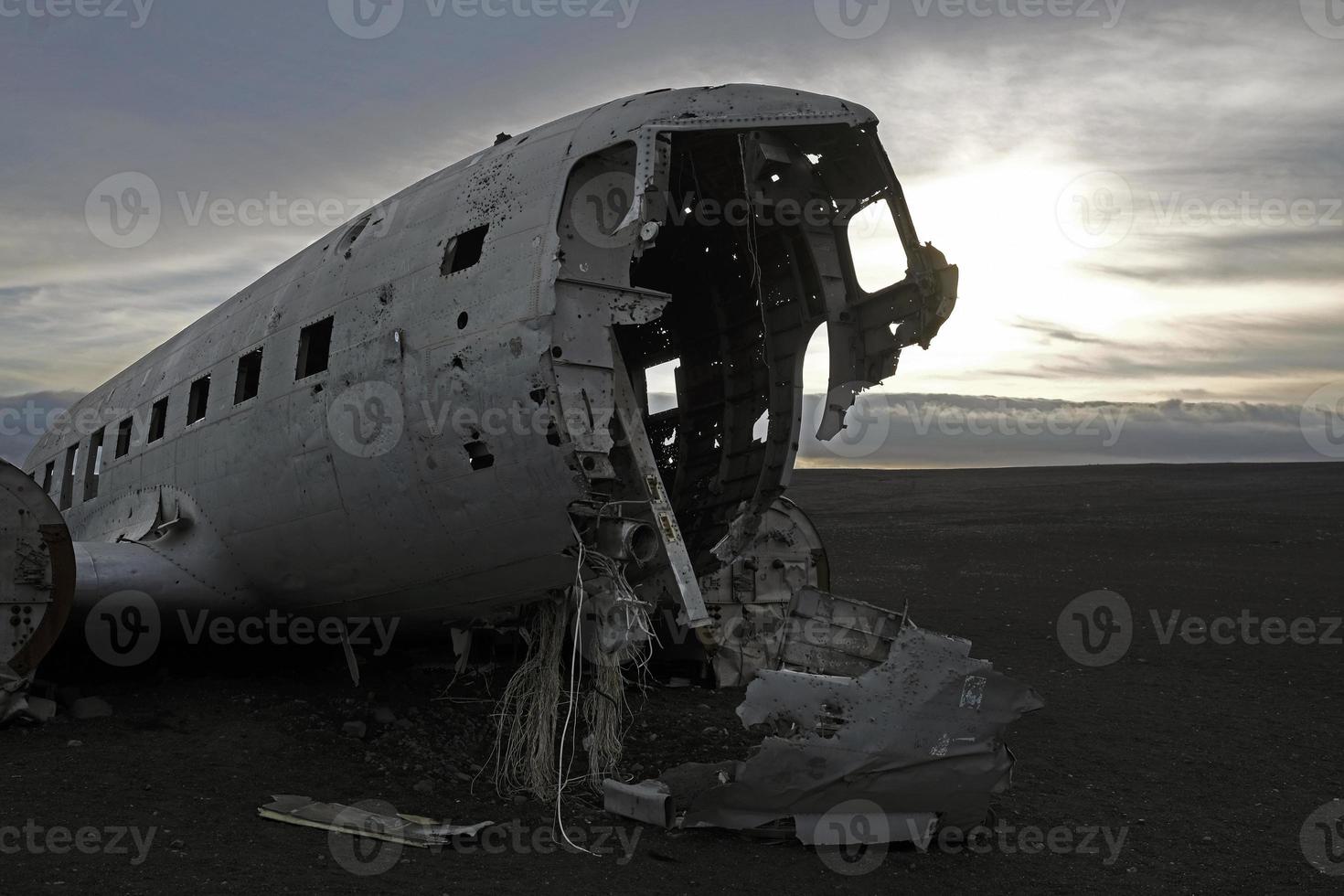 épave d'avion abandonnée à solheimasandur, islande photo