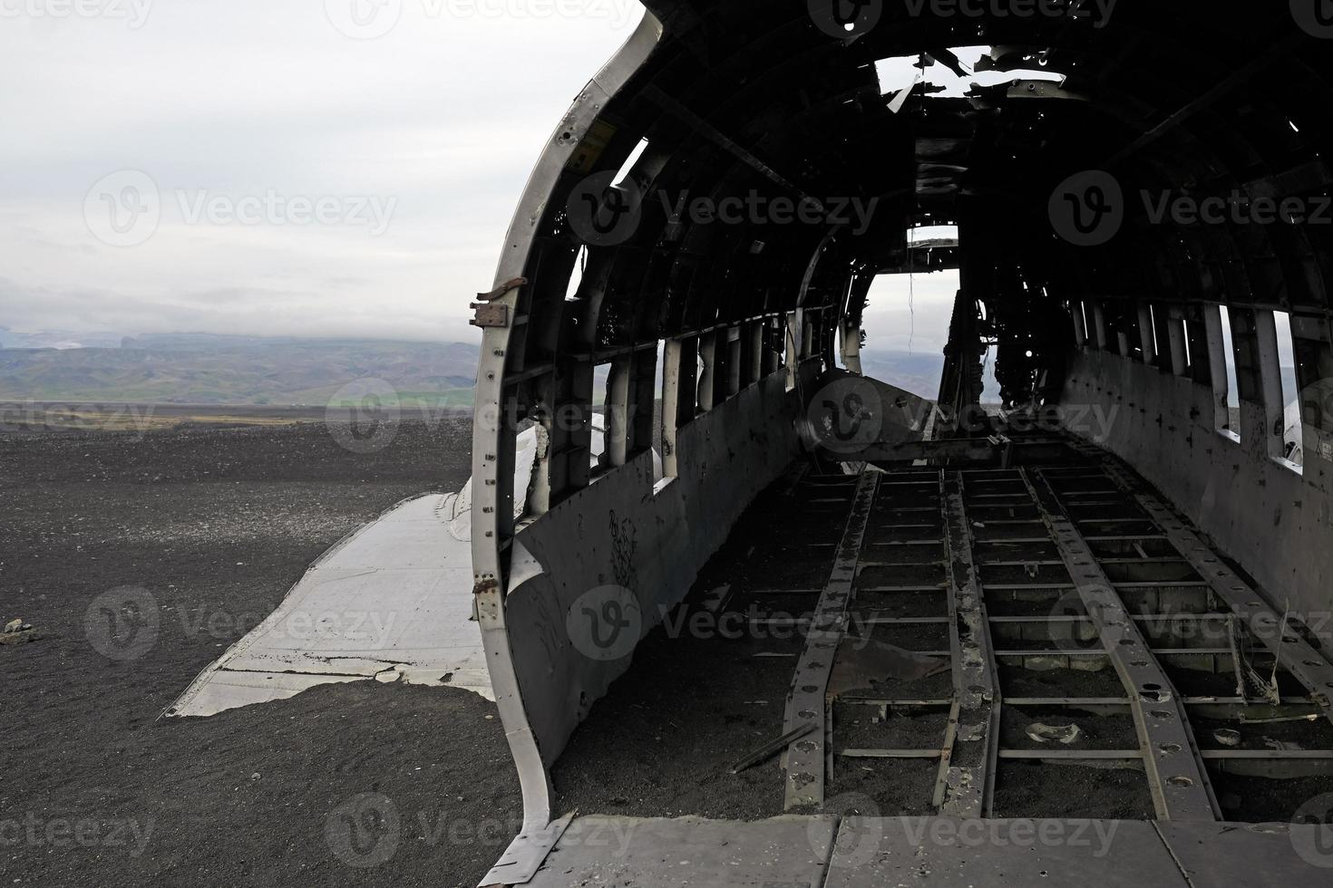 épave d'avion abandonnée à solheimasandur, islande photo