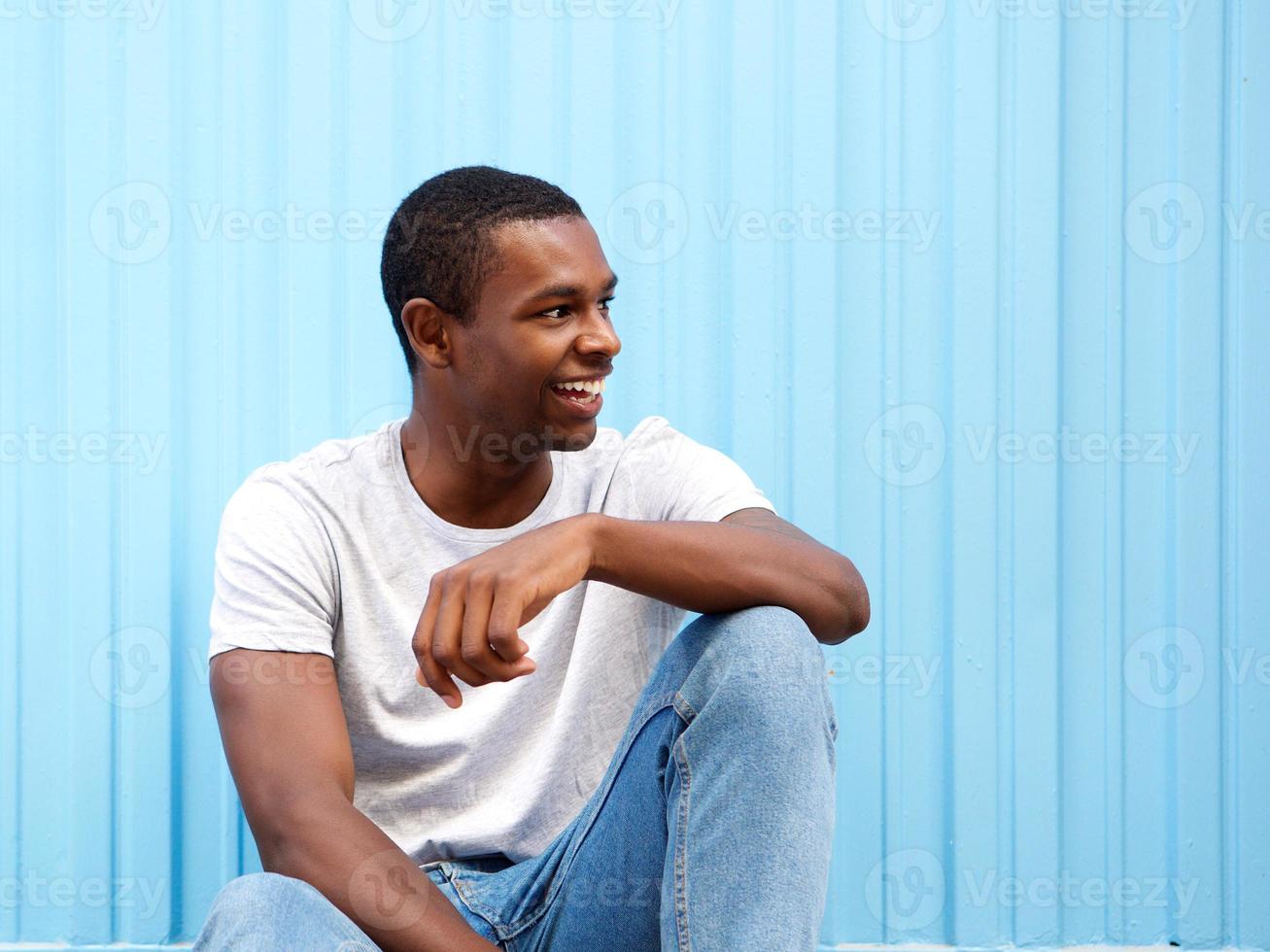 sourire, homme américain africain, séance, contre, fond bleu photo