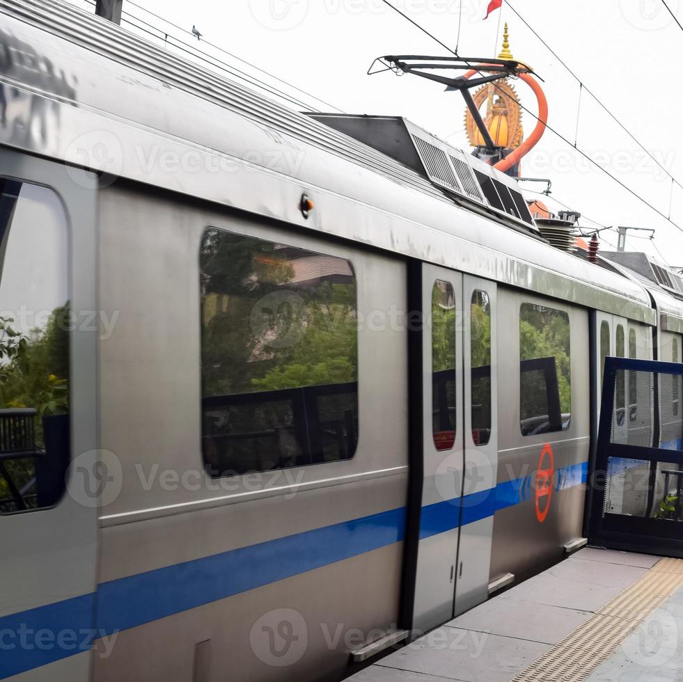 train de métro de delhi arrivant à la station de métro jhandewalan à new delhi, inde, asie, métro public au départ de la gare de jhandewalan dans lequel plus de 17 lakhs passagers voyagent depuis le métro de delhi photo