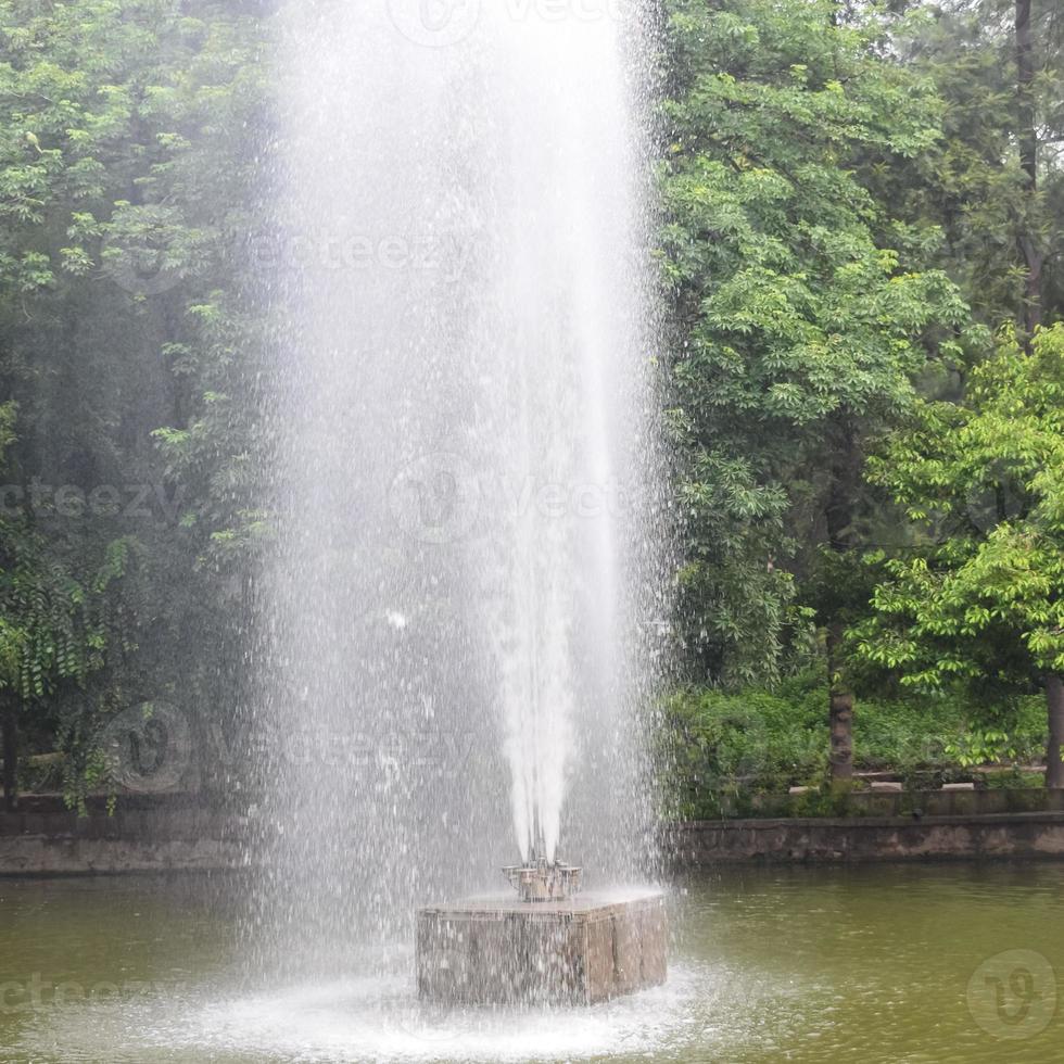 fontaine dans le complexe du jardin lodhi à delhi inde, fontaine de travail dans le complexe du jardin lodhi, eau dans la fontaine, fontaine dans le parc du jardin lodhi pendant la matinée photo
