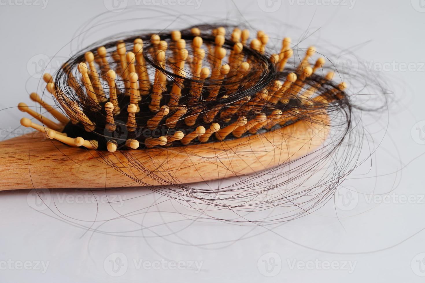 perte de cheveux chute avec brosse peigne isolé sur fond blanc. photo