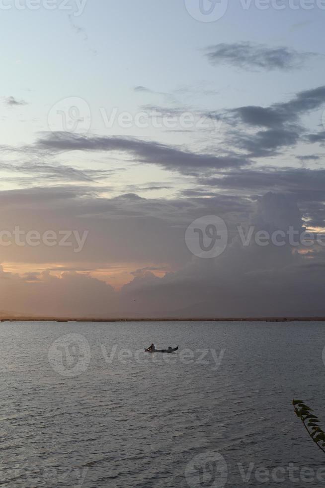 silhouette de pêcheur sur son bateau photo