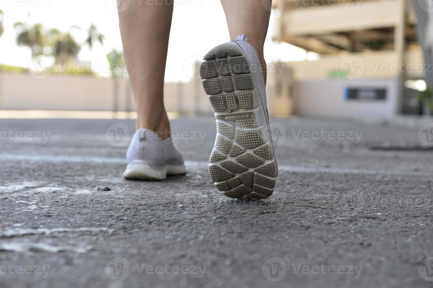 notion sportive. femme sortant pour son exercice avec une promenade photo