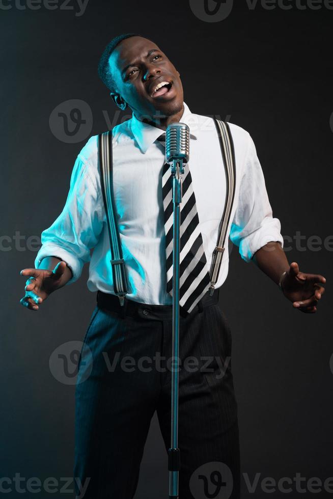 chanteur de jazz afro-américain rétro avec microphone. photo