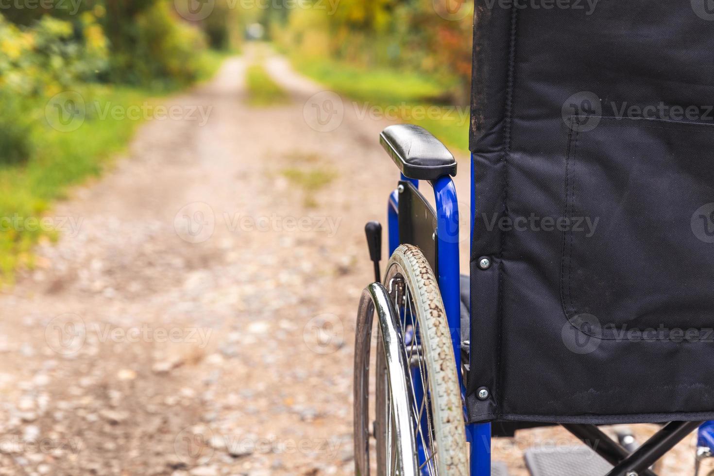 fauteuil roulant vide debout sur la route en attente de services aux patients. fauteuil roulant pour personne handicapée garé à l'extérieur. accessible pour personne handicapée. concept médical de soins de santé. photo