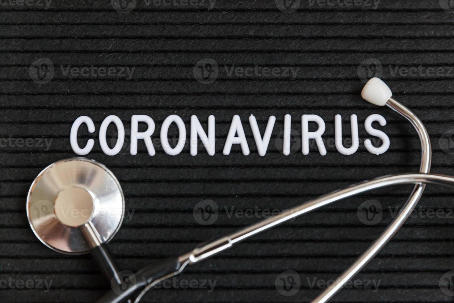 phrase de texte coronavirus et stéthoscope sur fond noir de tableau de lettres. nouveau coronavirus 2019-ncov, mers-cov coronavirus du syndrome respiratoire du moyen-orient originaire de wuhan en chine photo