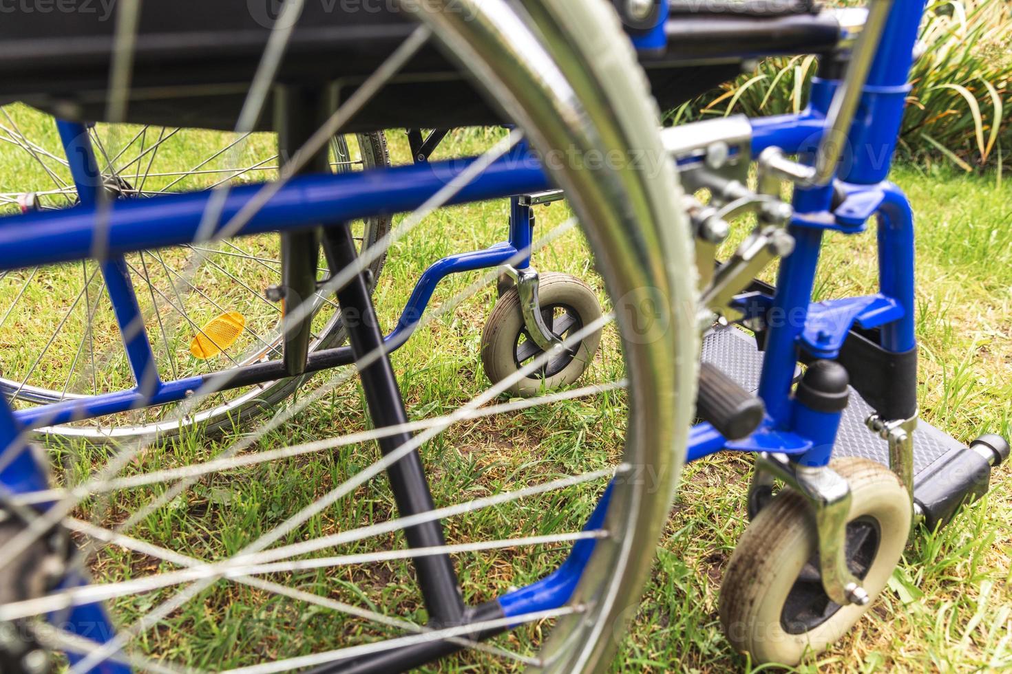 fauteuil roulant vide debout dans le parc de l'hôpital en attente de services aux patients. fauteuil roulant pour personne handicapée garé à l'extérieur. accessible pour personne handicapée. concept médical de soins de santé. photo