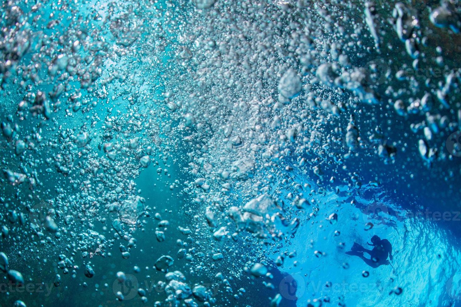 bulles de plongeur dans une grotte sous l'eau photo