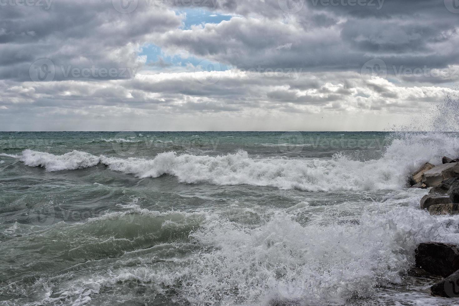 mer en tempête sur les rochers du village italien photo