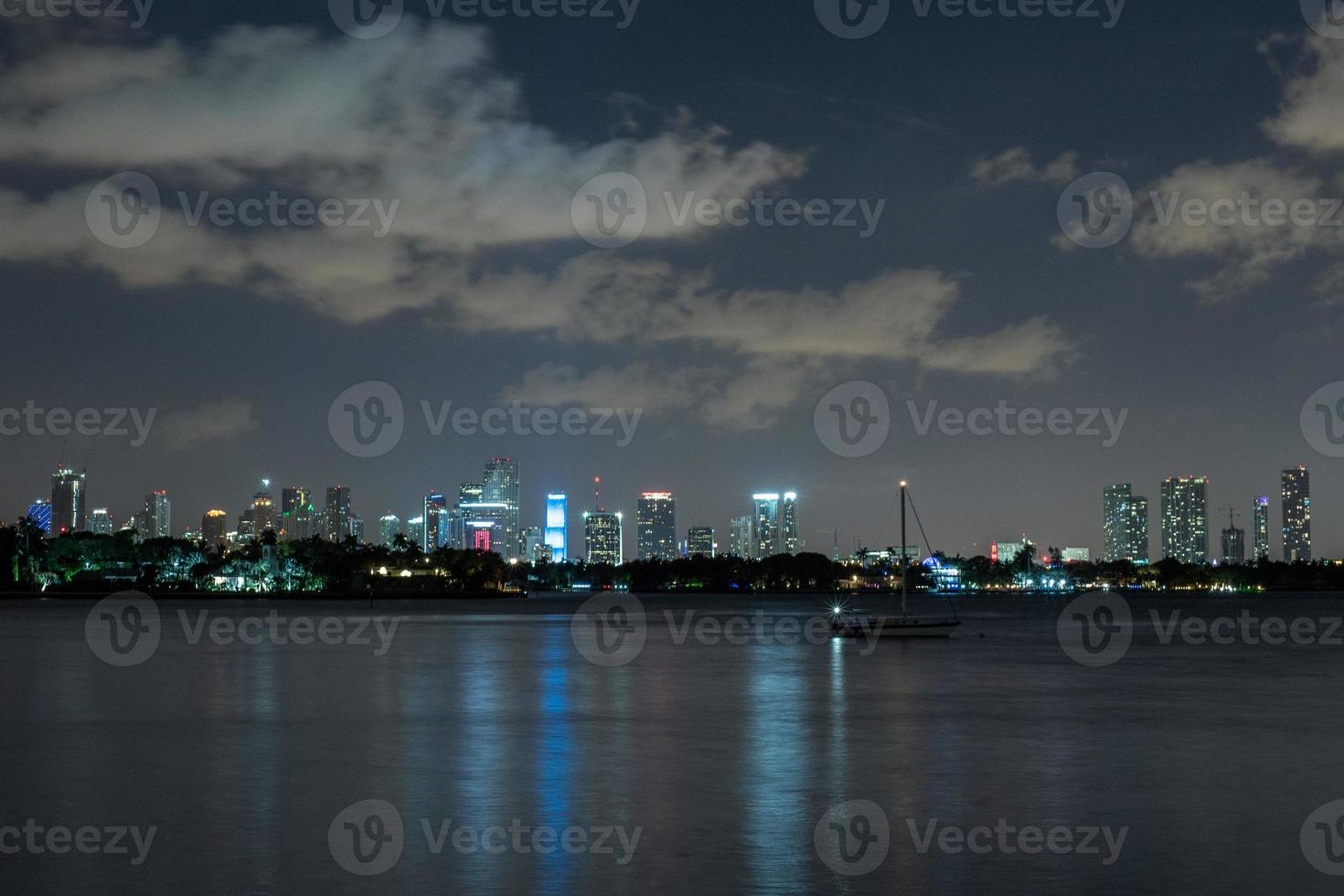 panorama de nuit du centre-ville de miami photo