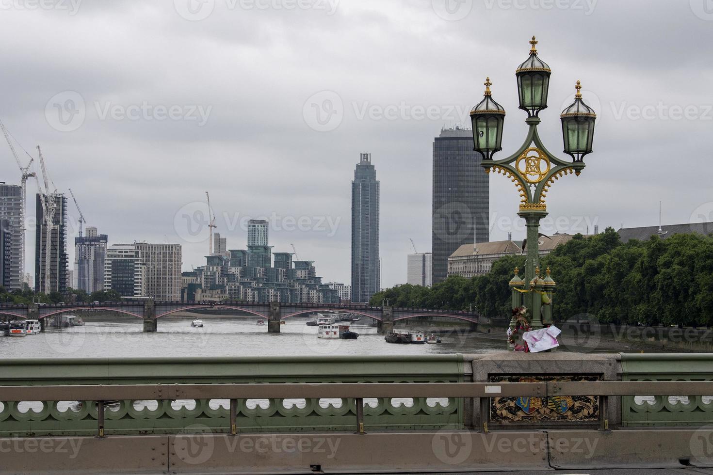 londres angleterre nouveaux bâtiments vue du tower bridge photo