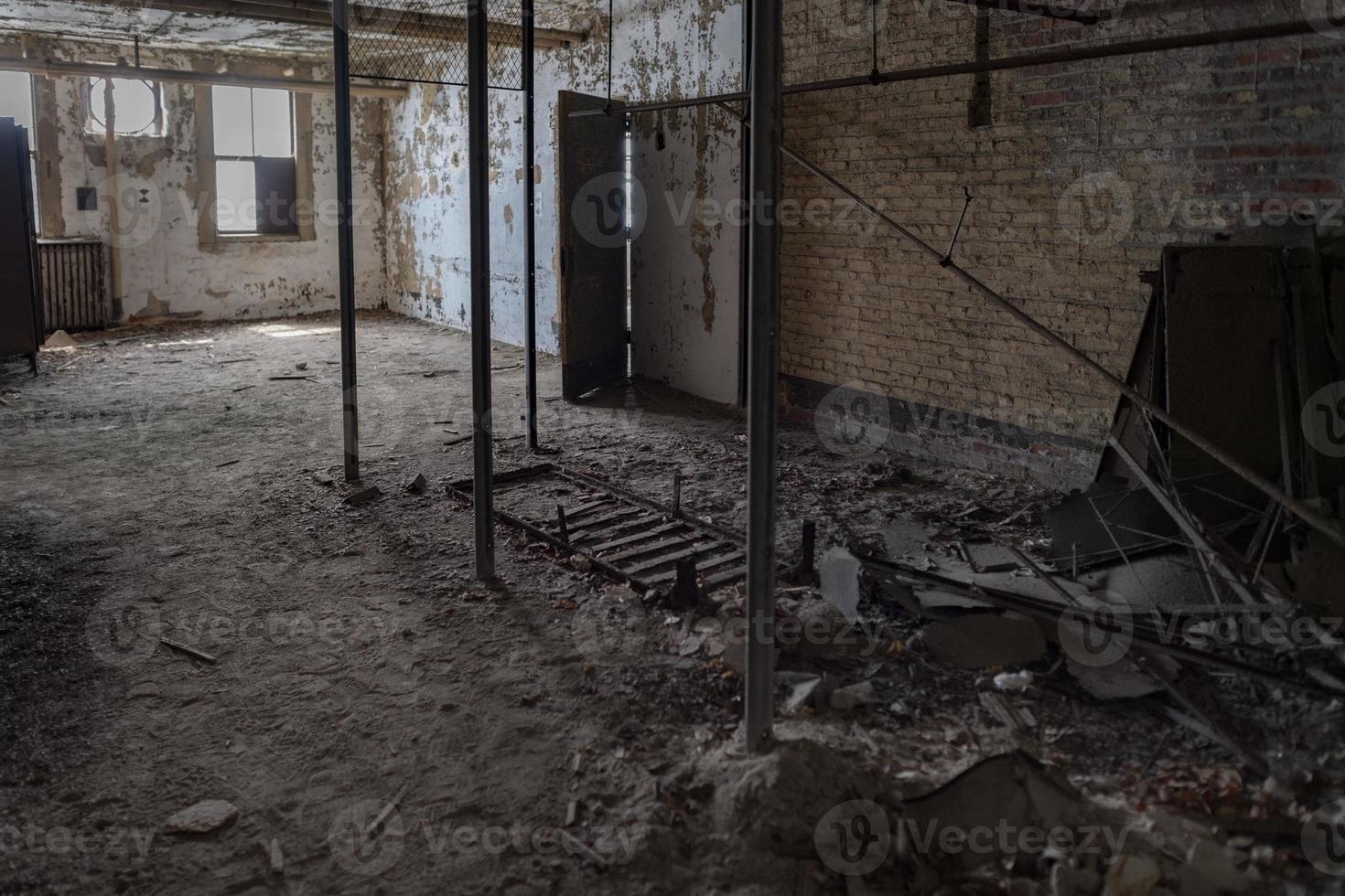 chambres intérieures de l'hôpital psychiatrique abandonné d'ellis island photo