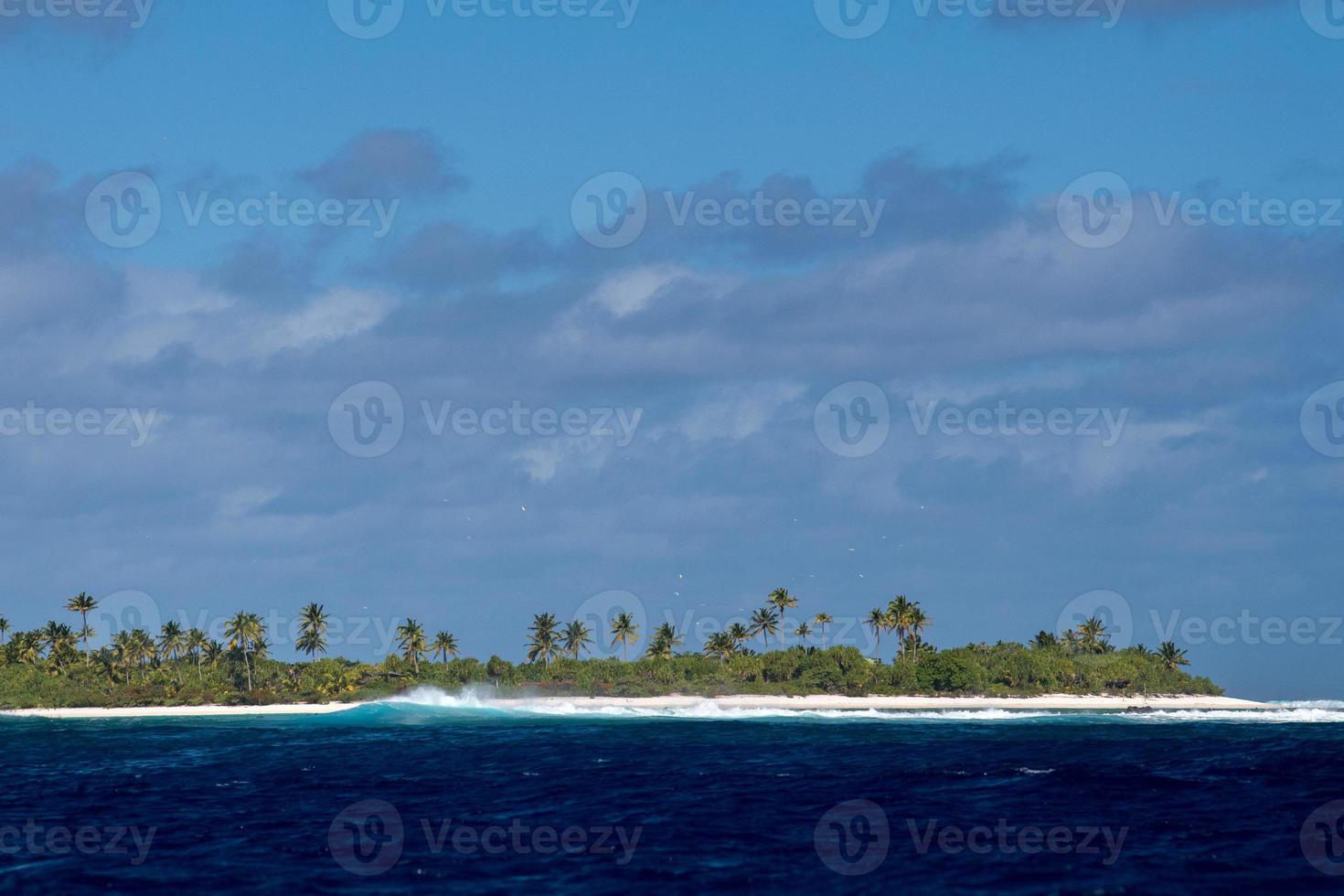 Vagues sur le récif des îles Cook de Polynésie photo