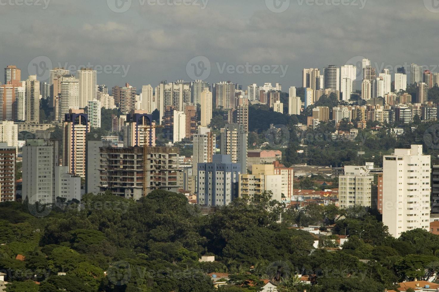 vue sur l'horizon avec divers bâtiments et gratte-ciel dans la ville de sao paulo photo