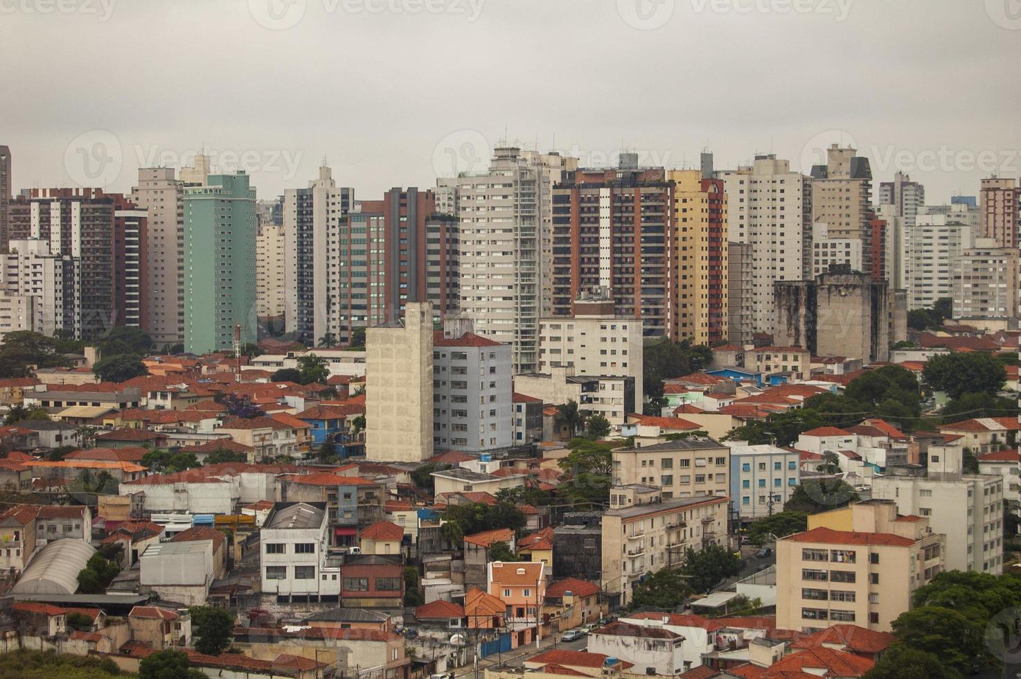vue sur l'horizon avec divers bâtiments et gratte-ciel dans la ville de sao paulo photo
