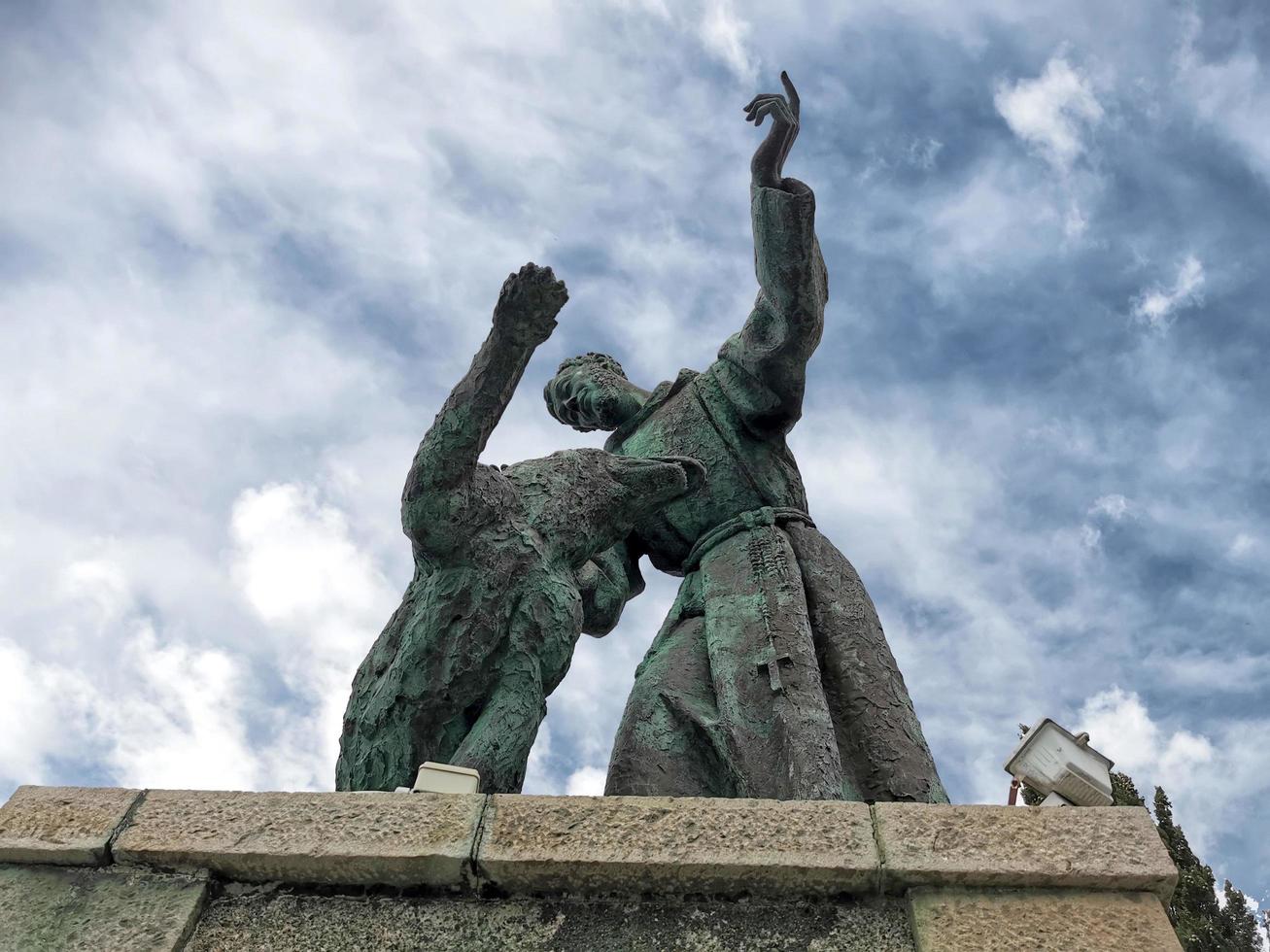 monterosso al mare, italie - 8 juin 2019 - statue de saint françois à monterosso photo