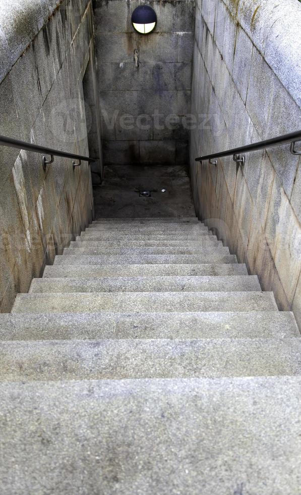 escalier vers un souterrain photo