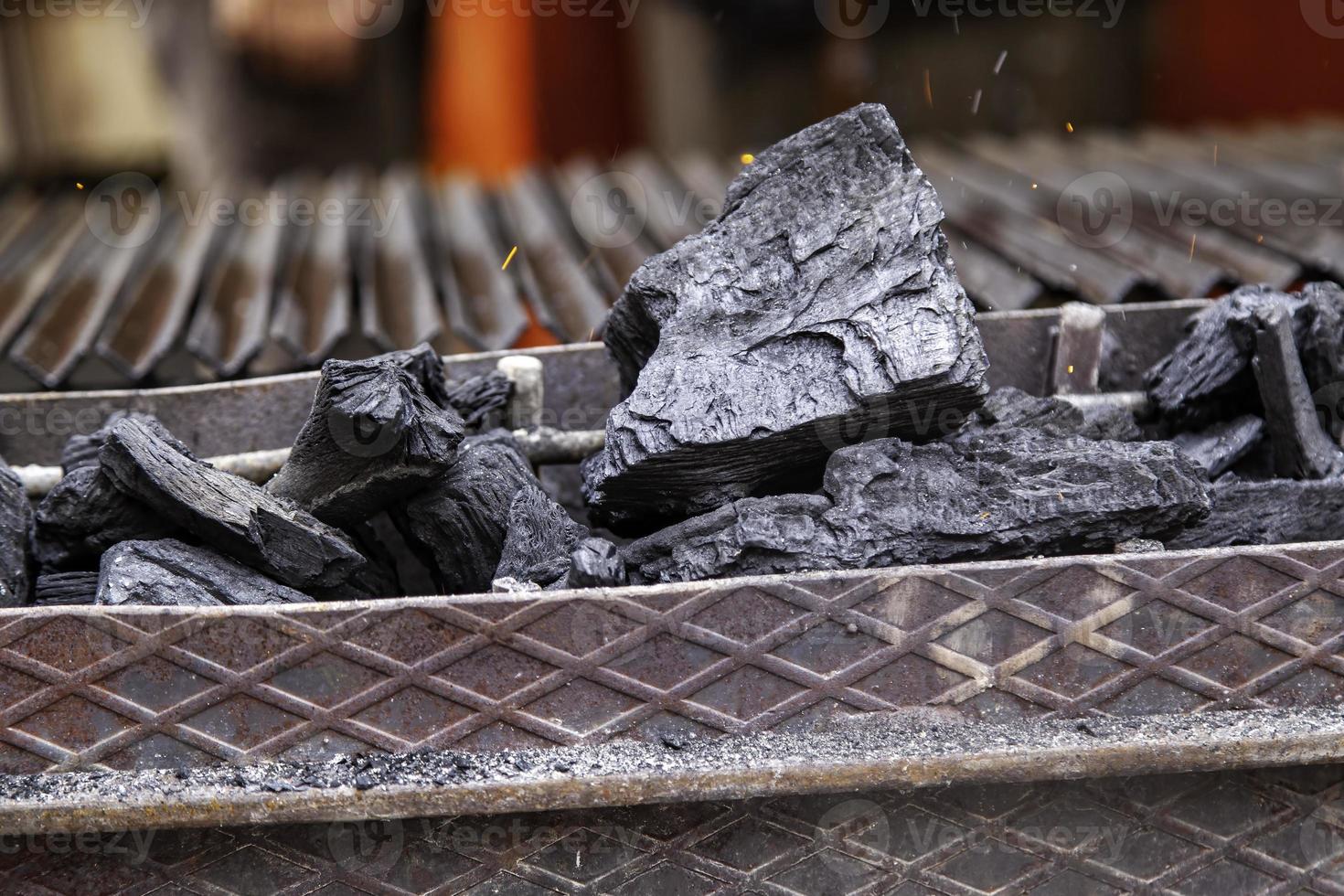 charbon avec feu et fumée photo