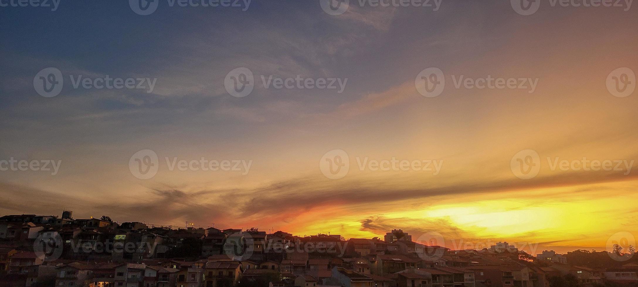 coucher de soleil coloré dans la ville intérieure avec vue sur le paysage urbain du brésil photo