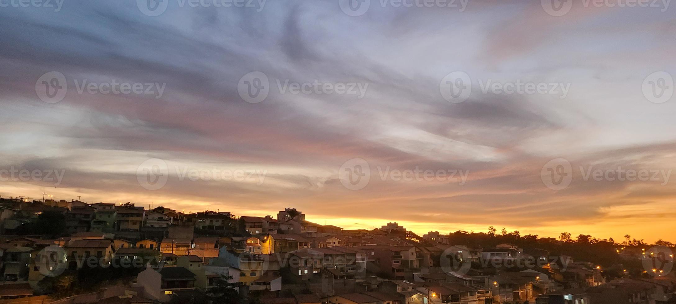 coucher de soleil coloré en fin d'après-midi dans la campagne du brésil photo