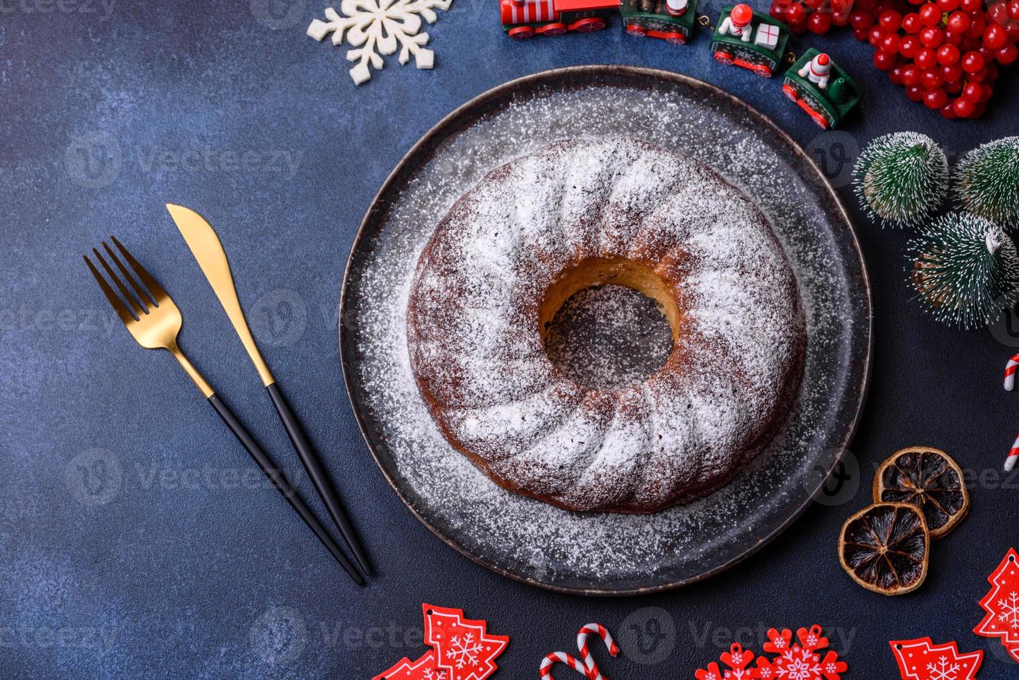 Délicieuse tarte de noël ronde faite maison avec des baies rouges sur une plaque en céramique photo