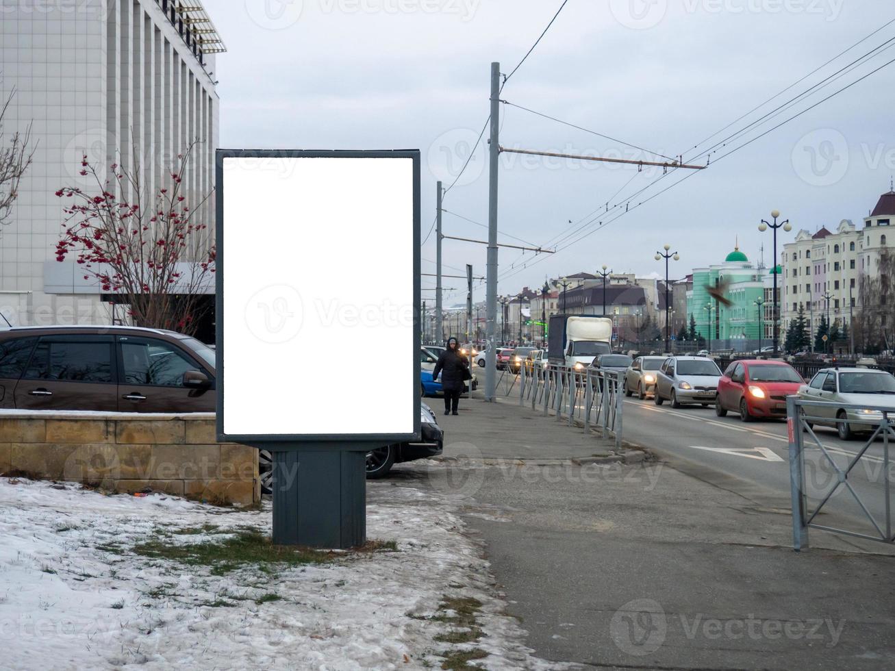 panneau publicitaire vierge. espace publicitaire dans une rue passante. maquette. photo