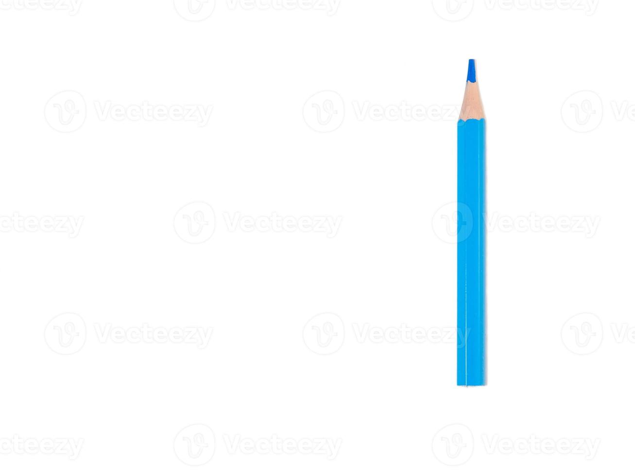 crayon de couleur sur fond blanc. crayon court bleu en bois. photo