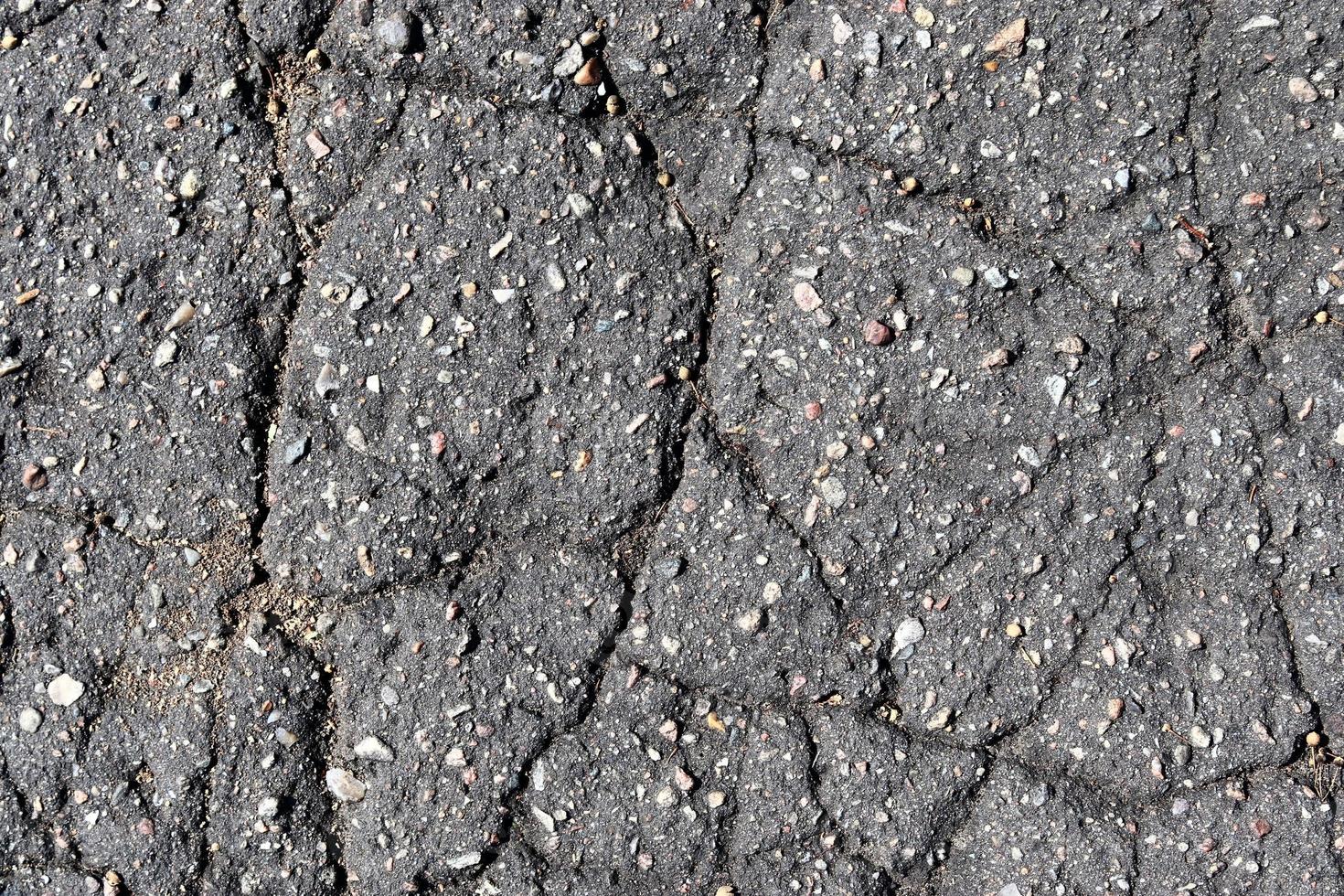 vue détaillée sur les surfaces d'asphalte de différentes rues et routes avec des fissures photo