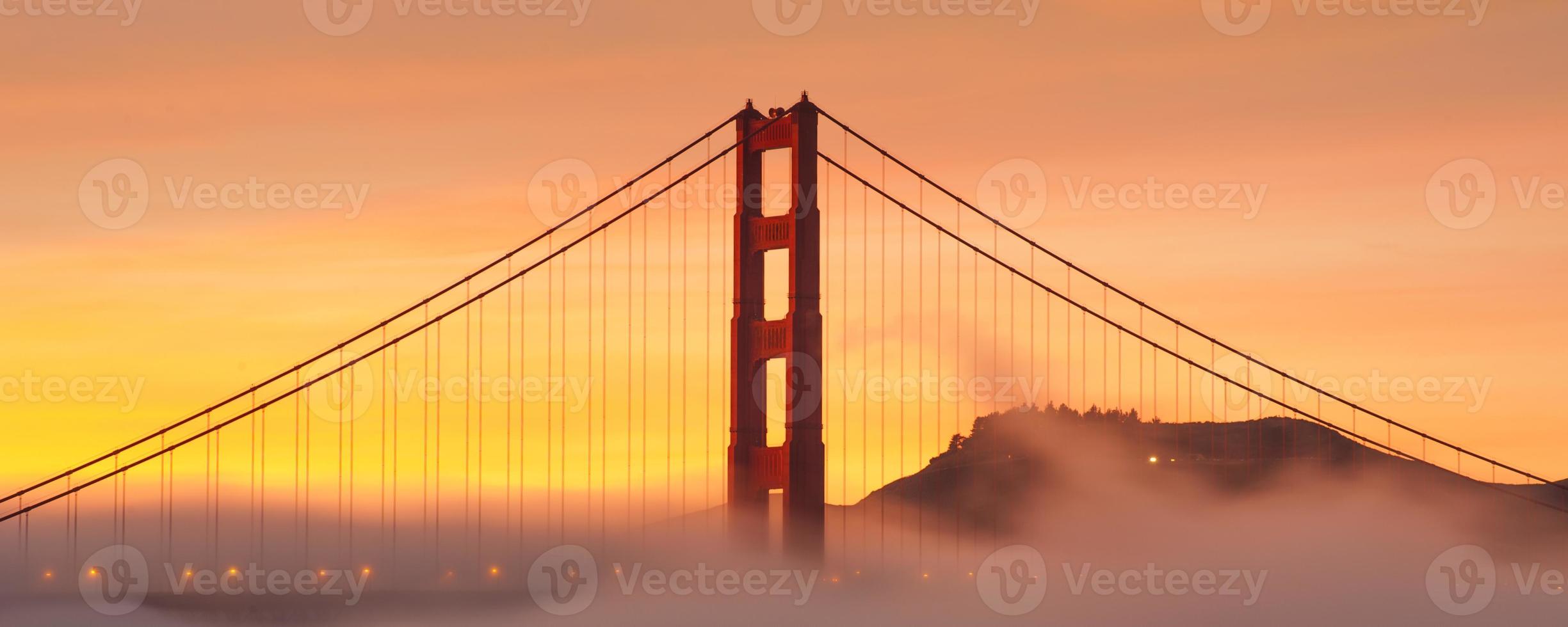 Pont du Golden Gate au lever du soleil photo