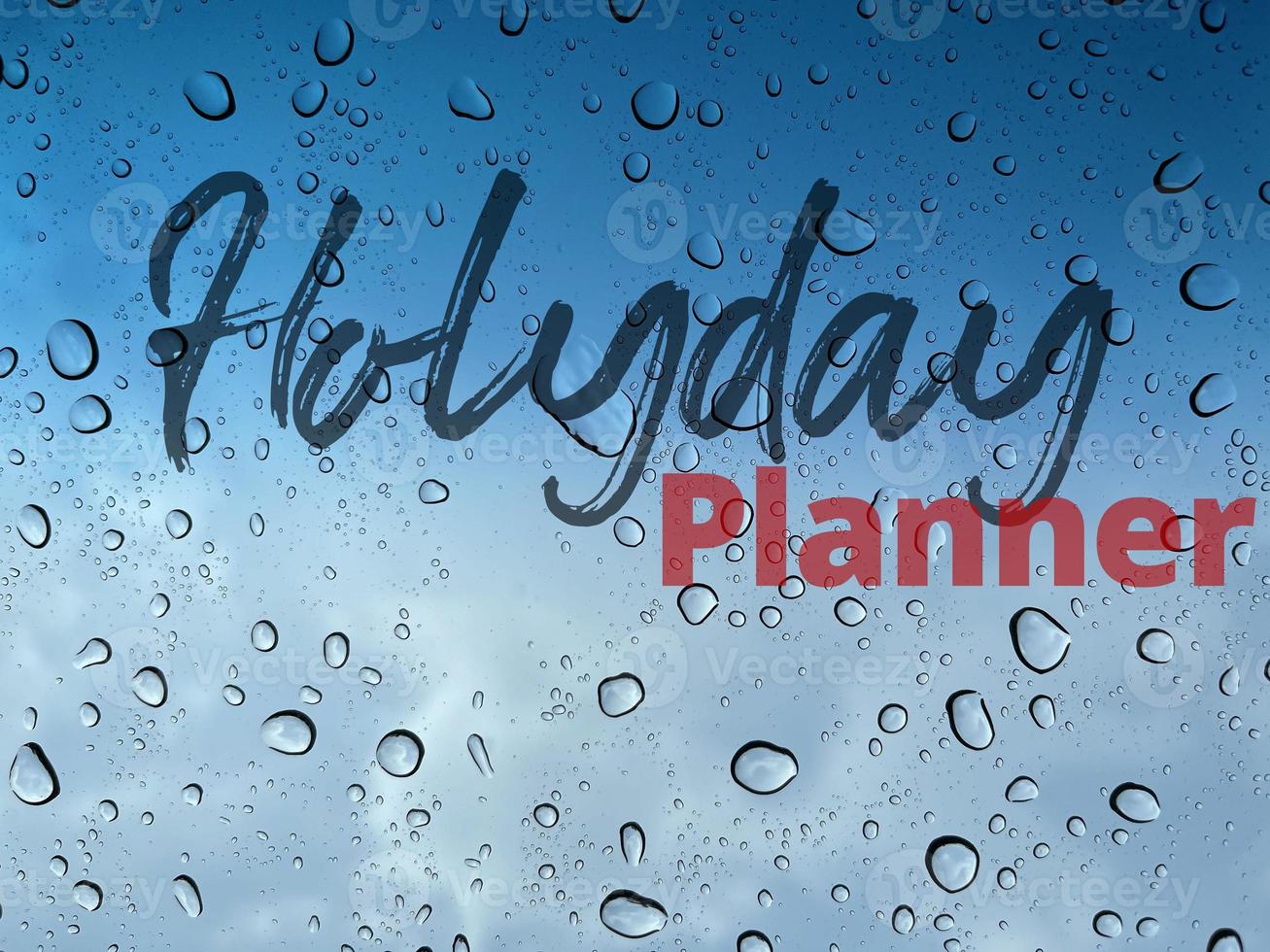 joyeuses fêtes, texte de planificateur de vacances avec goutte de pluie, gouttelettes d'eau et fond de ciel bleu photo