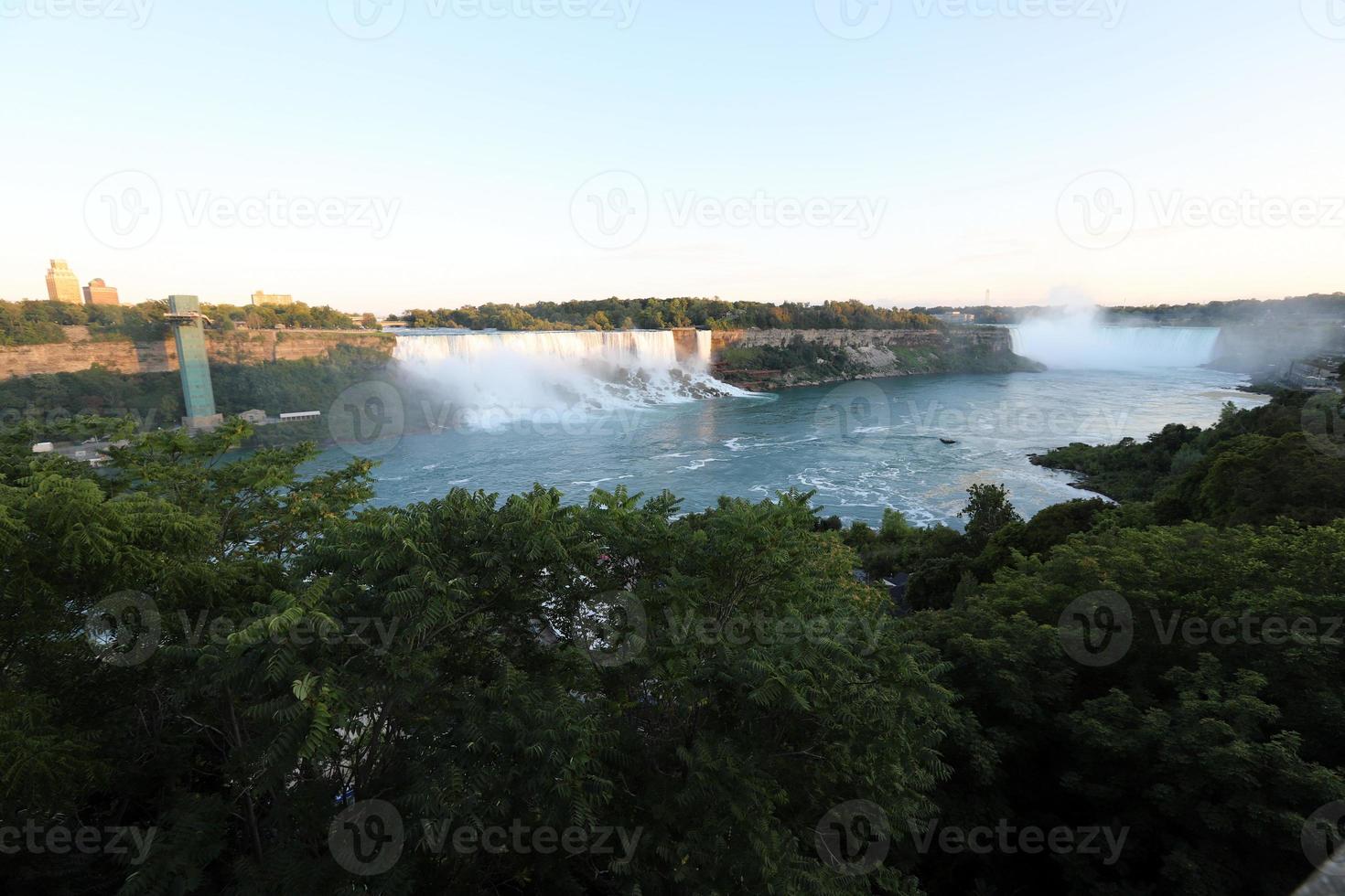 chutes canadiennes sur la rivière niagara un jour de pluie d'automne. photo