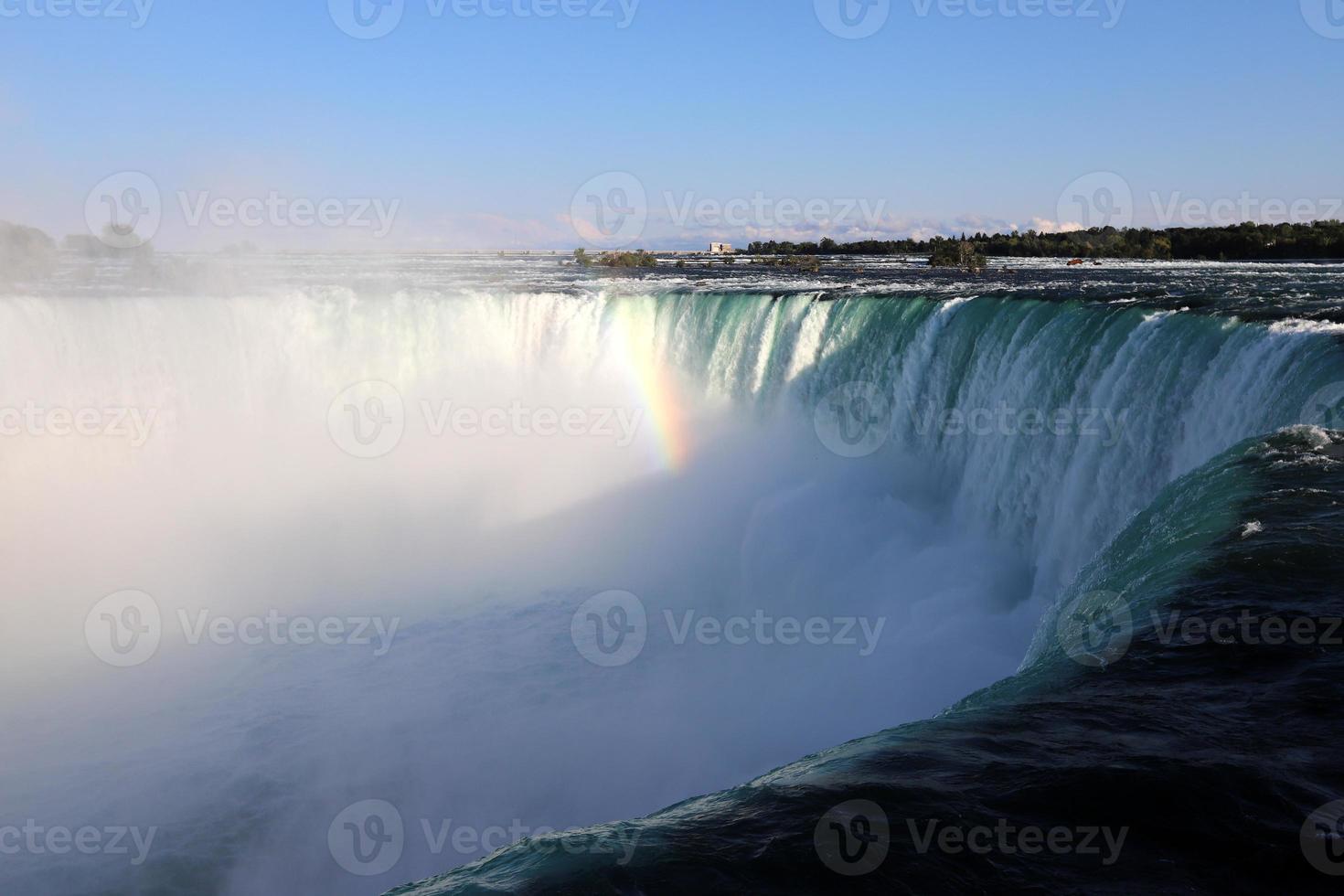 chutes canadiennes sur la rivière niagara un jour de pluie d'automne. photo