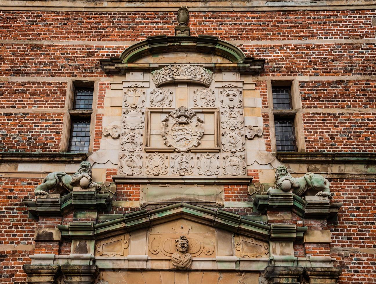 sculptures de lion et blason royal à frederiksborg photo