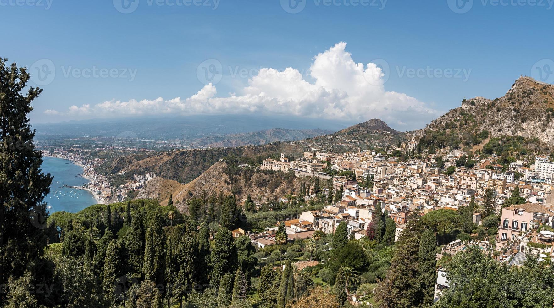 beau paysage de paysage urbain par mer avec ciel bleu en arrière-plan photo