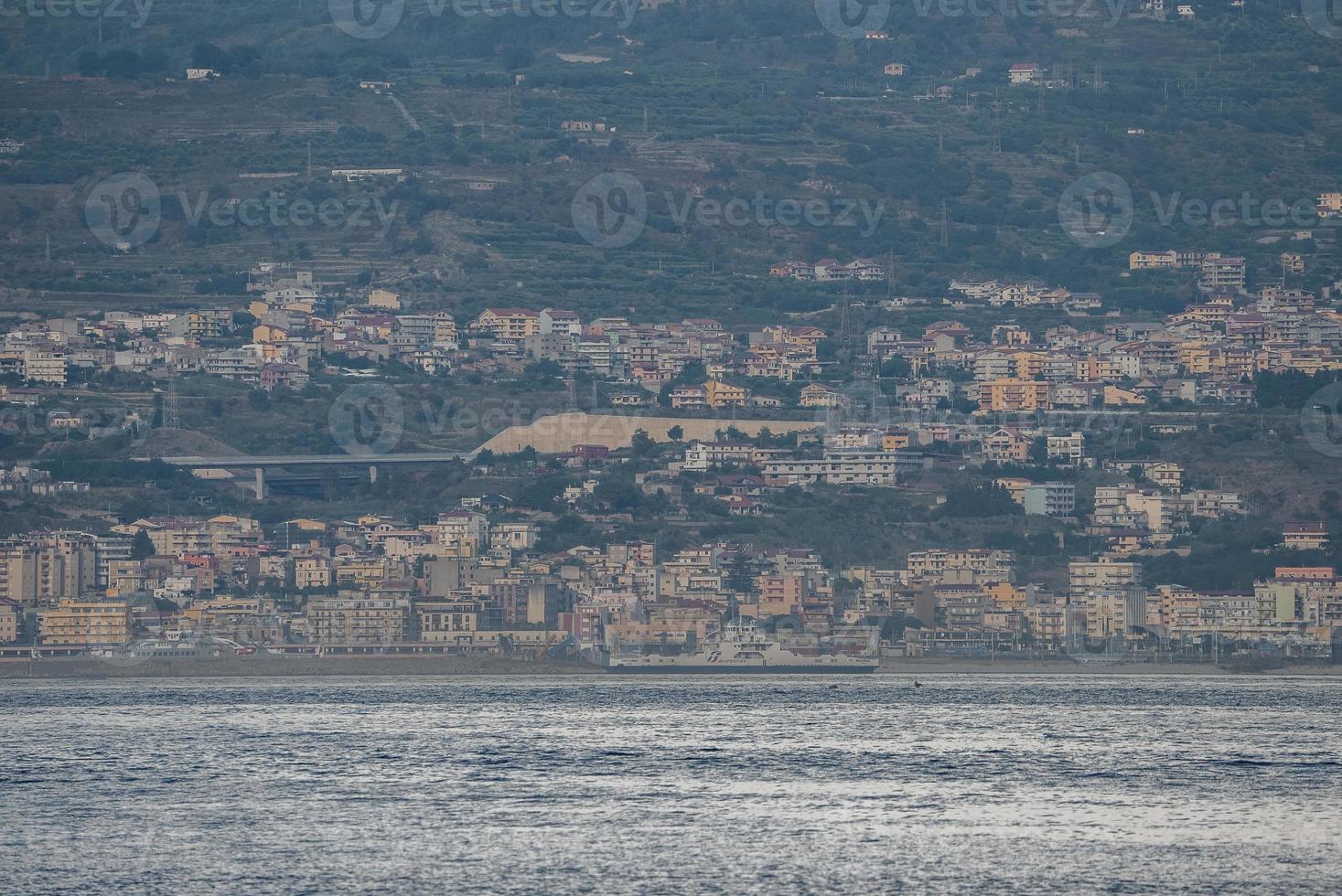 vue sur le paysage urbain de messine et la mer méditerranée sur l'île photo