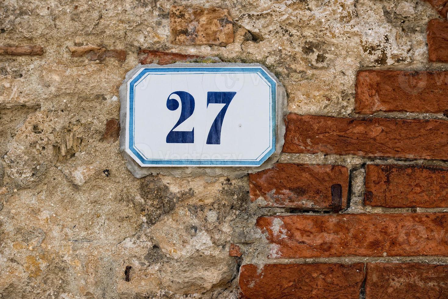 numéro 27 sur fond de mur de pierre et de brique photo