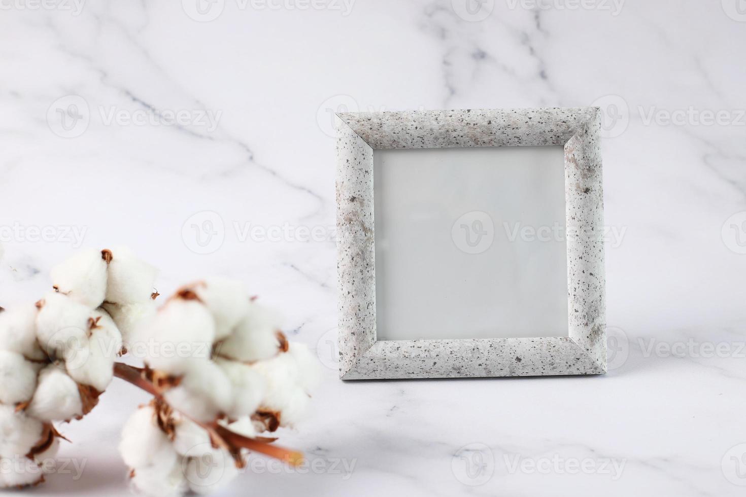cadre photo maquette texture marbre, fleur de coton
