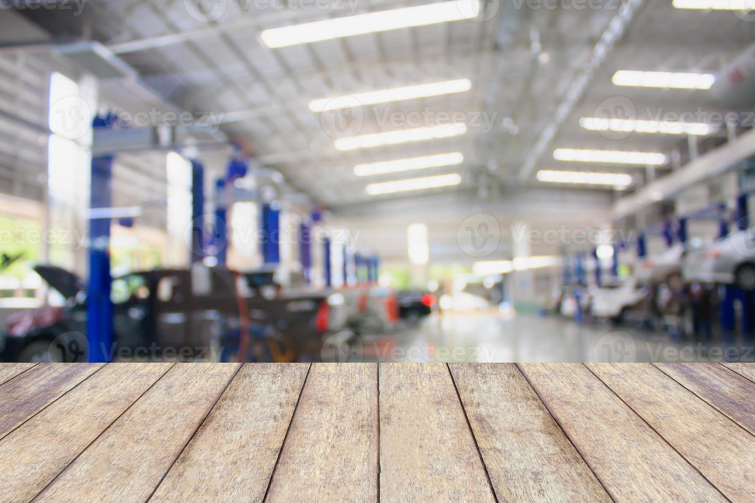 dessus de table en bois avec fond de garage flou photo