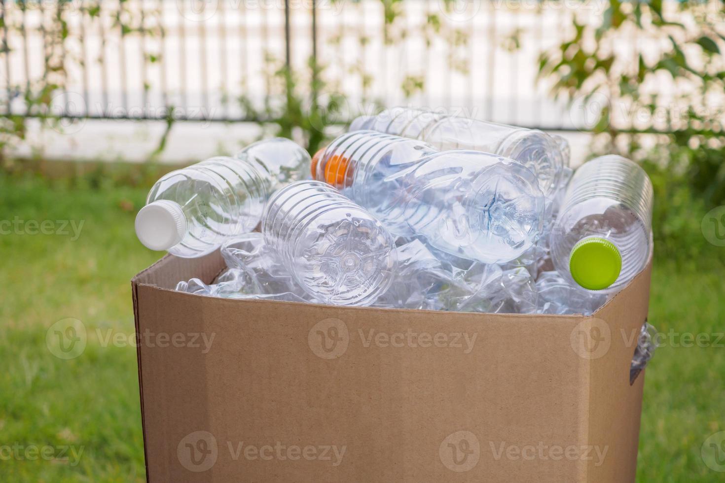 bouteilles en plastique dans une boîte à ordures recyclée brune photo
