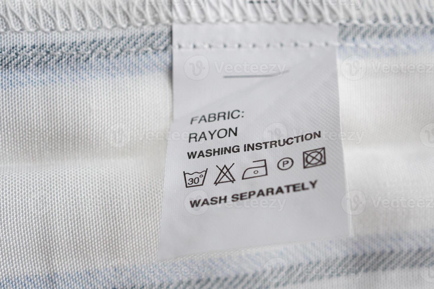 Entretien du linge blanc instructions de lavage étiquette de vêtements sur chemise en rayonne photo