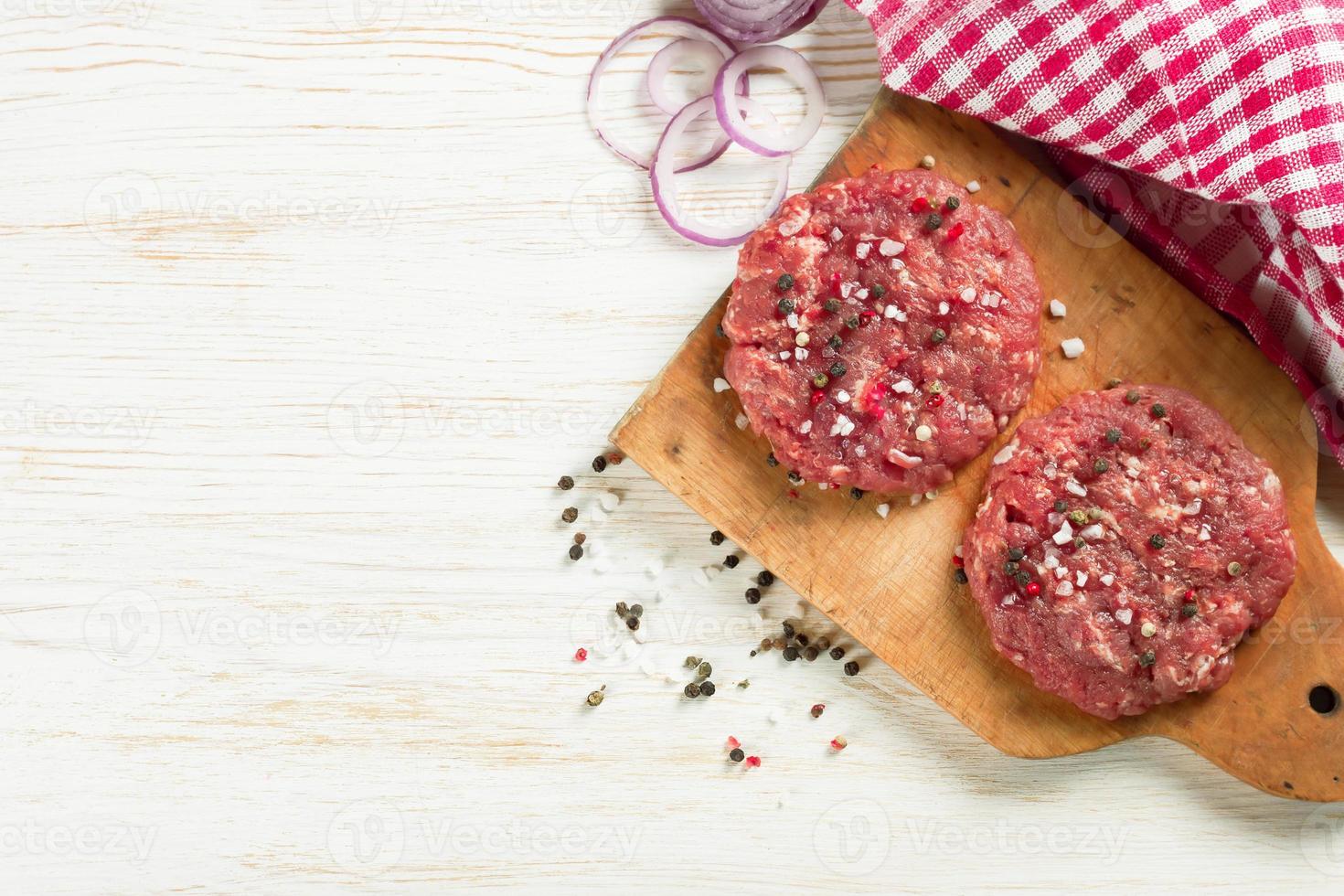 escalope de burger de bœuf crue maison photo