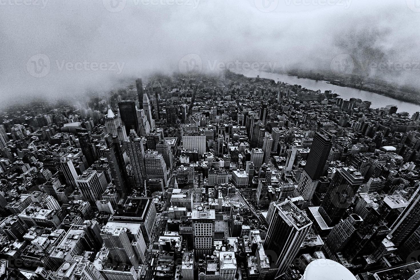 vue aérienne du paysage urbain de new york manhattan à l'ancienne le jour brumeux photo